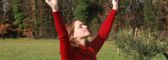 Le déroulement d'une séance de sophrologie ? Un temps d'échange de 10 min, un temps de pratique entre 20 et 30 min et de nouveau un temps d'échange. Cela se pratique assis ou debout. 